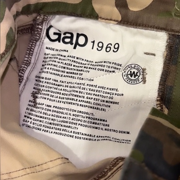 GAP jeans mid rise camo - Picture 8 of 13